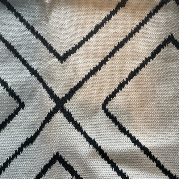 pair of two H&M home 20 x 20 throw cushions - Picture 3 of 5